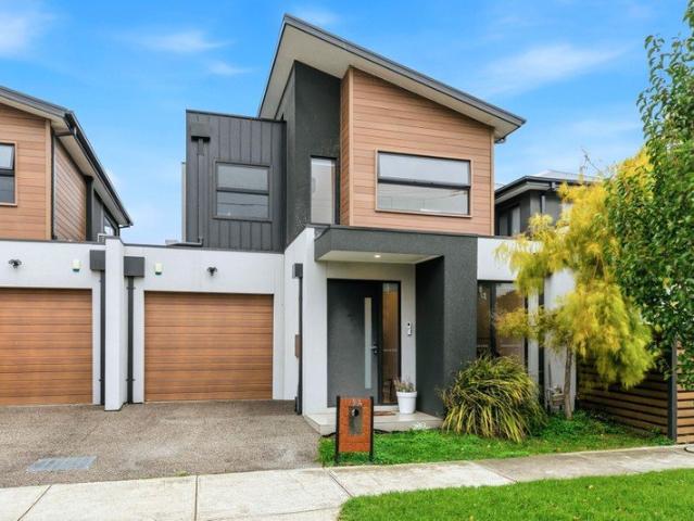 Townhouse for sale in Maidstone, Melbourne
