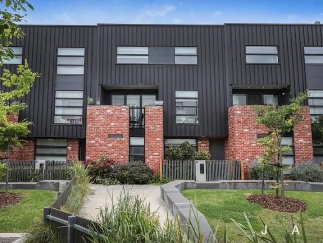 Townhouse for rent in Altona North, Victoria