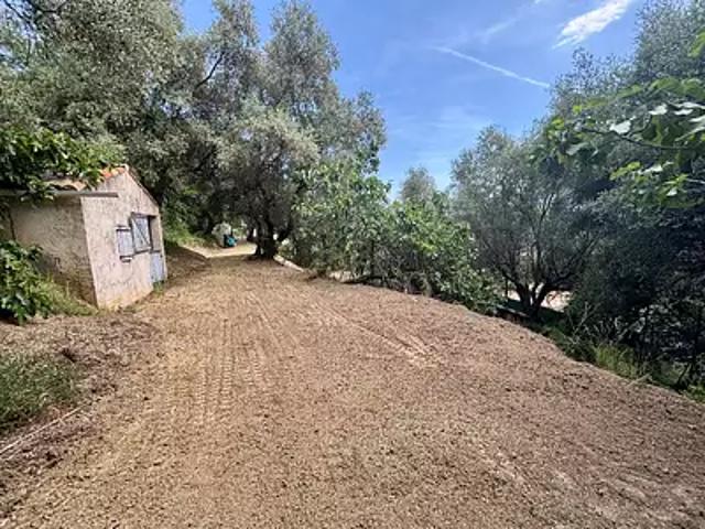 Terrain vente à Nice, Contes