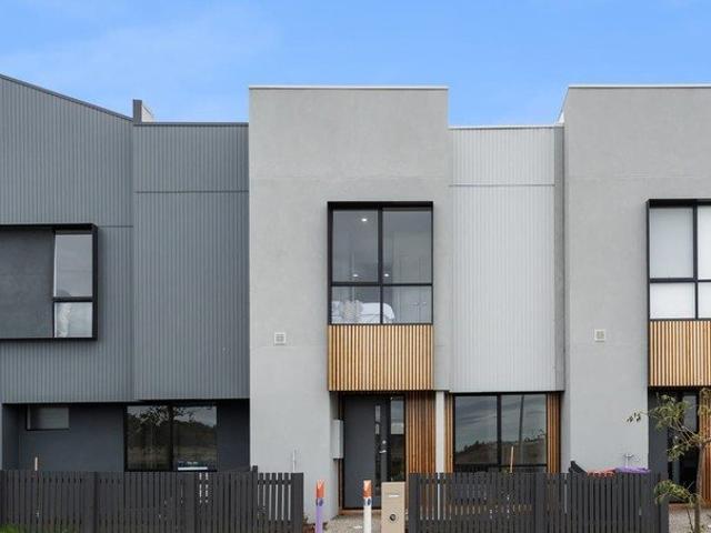 Townhouse for rent in Platform, Melbourne
