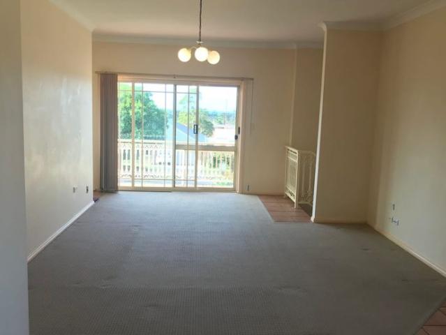 Townhouse for rent in Wollongong West, New South Wales