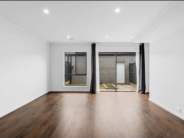 Townhouse for rent in Highlands, Melbourne