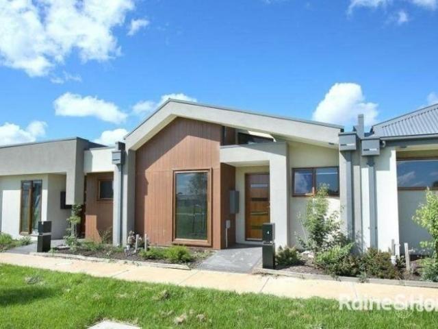 House for rent in Creekstone, Melbourne
