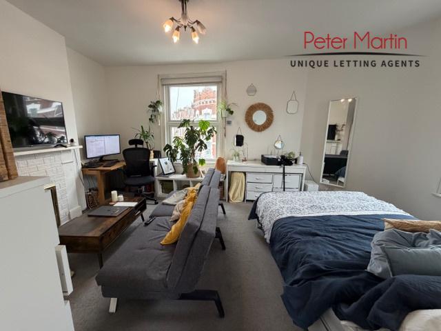 Studio for rent in Queen's Park, Greater London