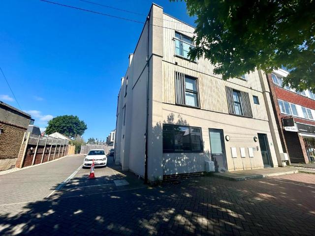 Apartment for rent in Little Common, Heathlands