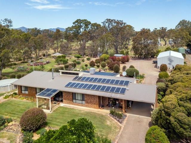Cottage for sale in Victoria Point, Victoria