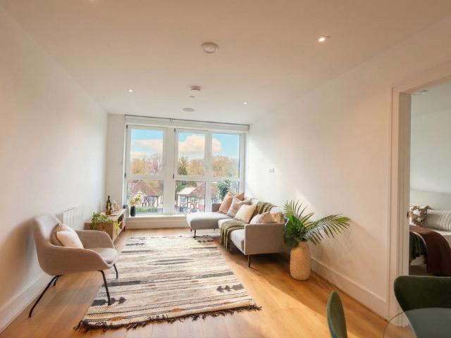 Apartment for rent in London Borough of Merton, Raynes Park