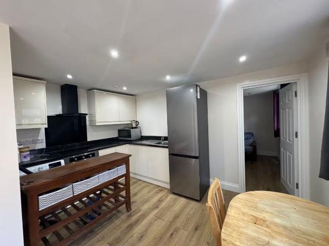 Apartment for rent in London Borough of Merton, Raynes Park