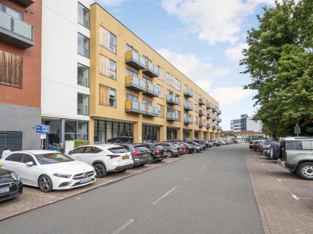 Apartment for rent in Cottenham Park, Greater London
