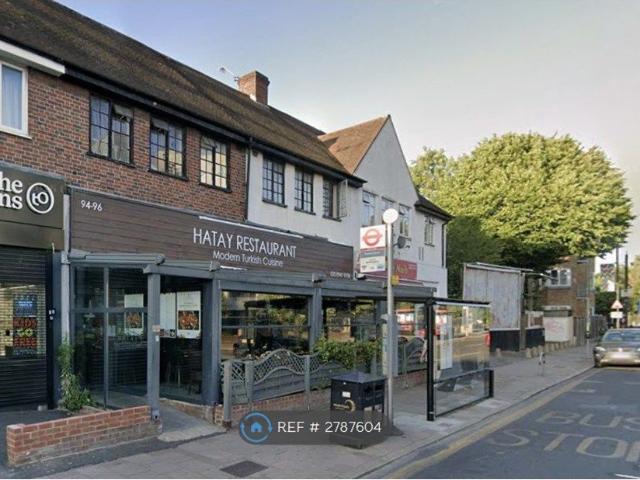 Apartment for rent in London Borough of Merton, Raynes Park