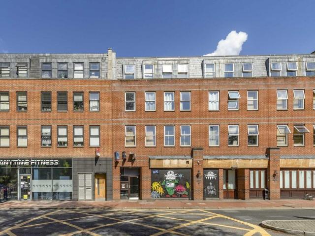 Apartment for rent in London Borough of Merton, Raynes Park