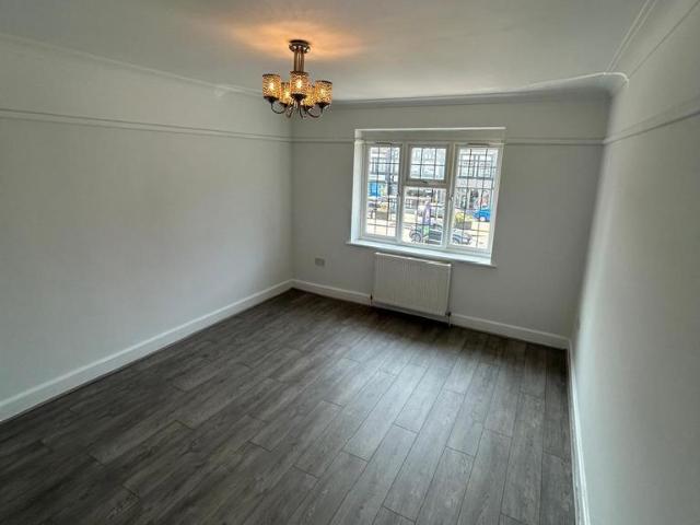 Apartment for rent in London Borough of Merton, Raynes Park