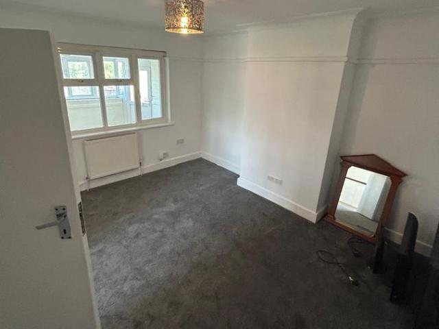 Apartment for rent in London Borough of Merton, Raynes Park