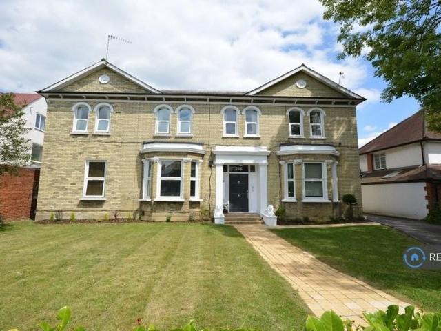 Apartment for rent in London Borough of Merton, Raynes Park