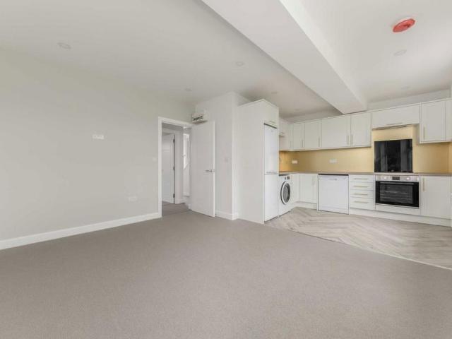 Apartment for rent in London Borough of Merton, Raynes Park