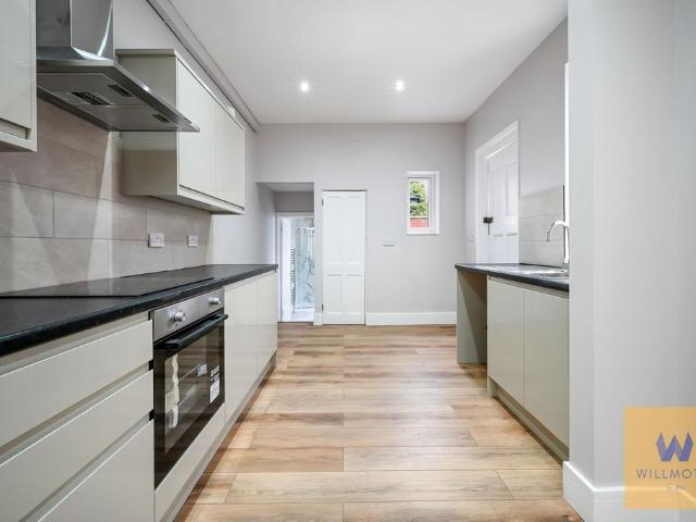 Apartment for rent in London Borough of Merton, Raynes Park