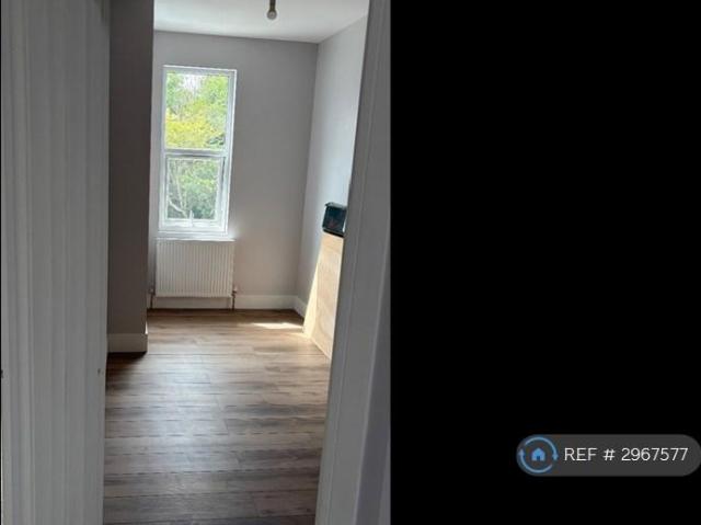 Apartment for rent in London Borough of Merton, Raynes Park