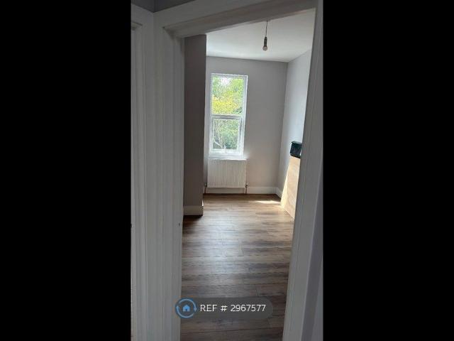 Apartment for rent in London Borough of Merton, Raynes Park