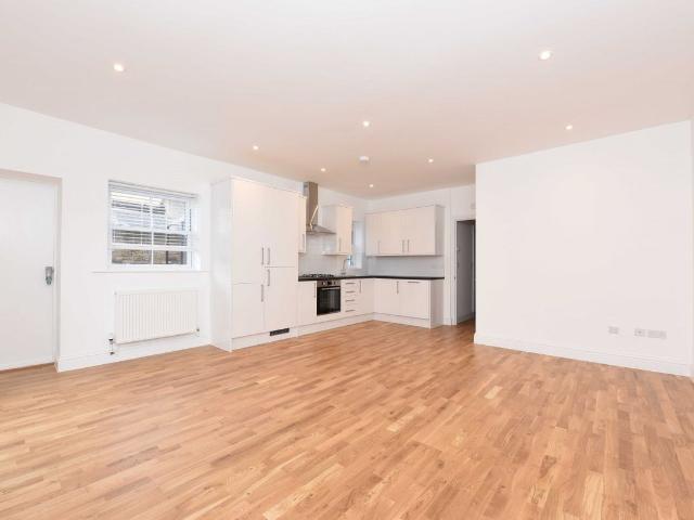 Apartment for rent in London Borough of Merton, Raynes Park