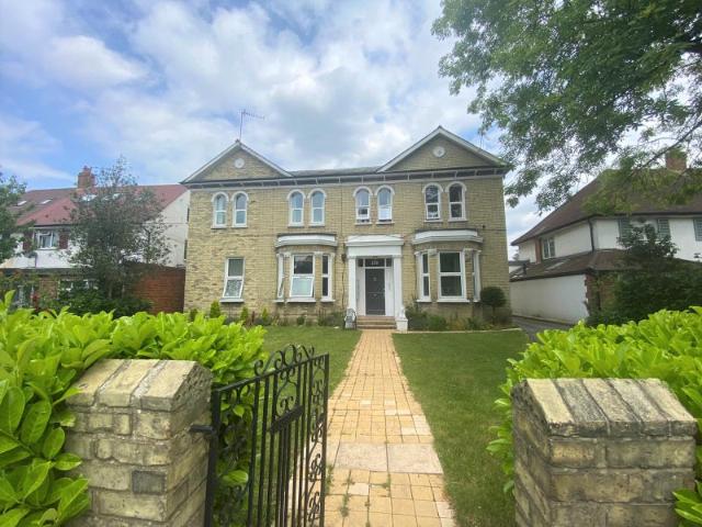 Apartment for rent in London Borough of Merton, Raynes Park