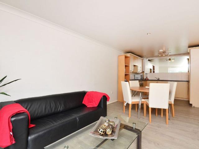Apartment for rent in London Borough of Merton, Raynes Park