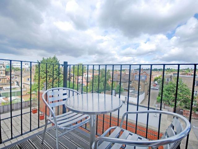 Apartment for rent in Cottenham Park, Greater London