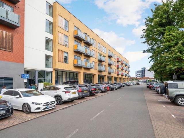 Apartment for rent in Cottenham Park, Greater London