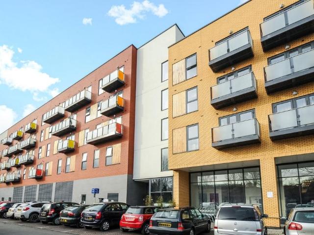 Apartment for rent in London Borough of Merton, Raynes Park