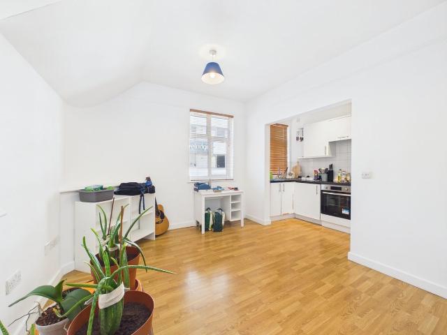 Apartment for rent in London Borough of Merton, Raynes Park