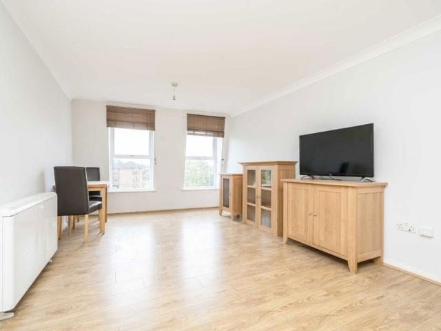 Apartment for rent in London Borough of Merton, Raynes Park
