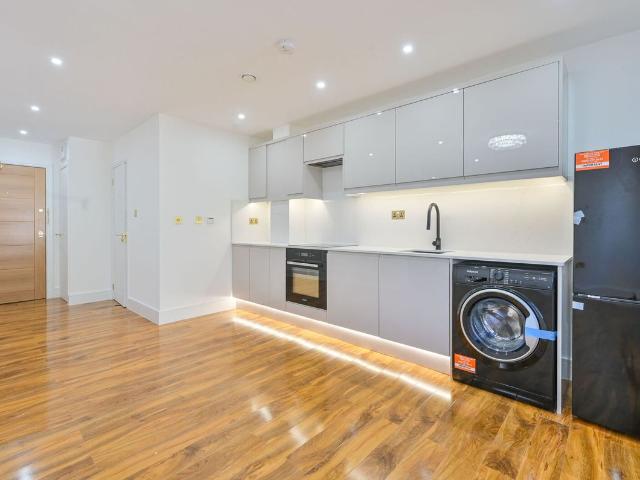Studio for rent in Royal Borough of Kingston upon Thames, Greater London