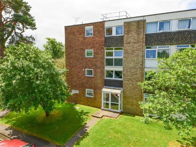 Apartment for rent in Blackhills, Surrey