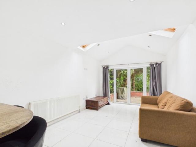 House for rent in Heatherside, Heol-las