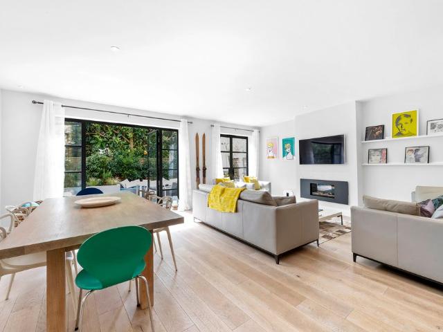 Apartment for rent in London Borough of Merton, Raynes Park