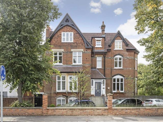 Apartment for rent in London Borough of Merton, Raynes Park