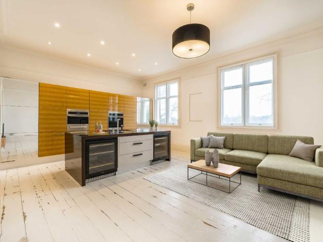 Apartment for rent in London Borough of Merton, Raynes Park