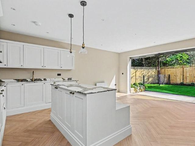 Apartment for rent in Blackhills, Surrey
