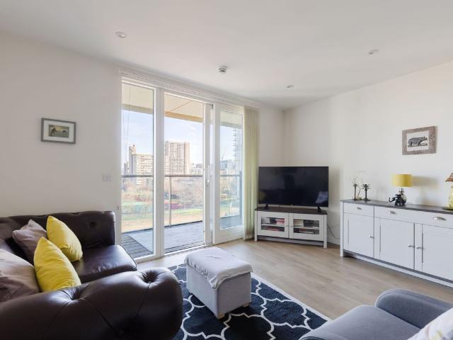 Apartment for rent in Poplar Grove, Greater London