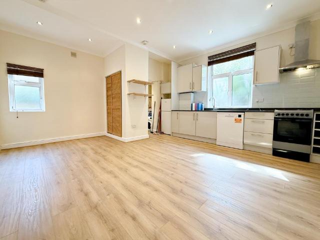 Apartment for rent in London Borough of Ealing, Park Royal