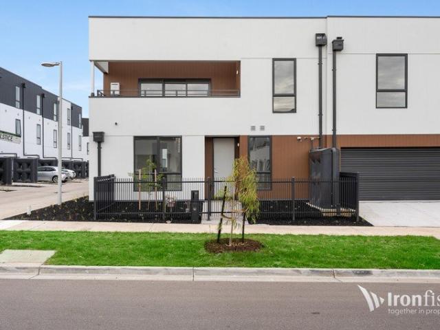 Townhouse for rent in Aurora Estate, Melbourne