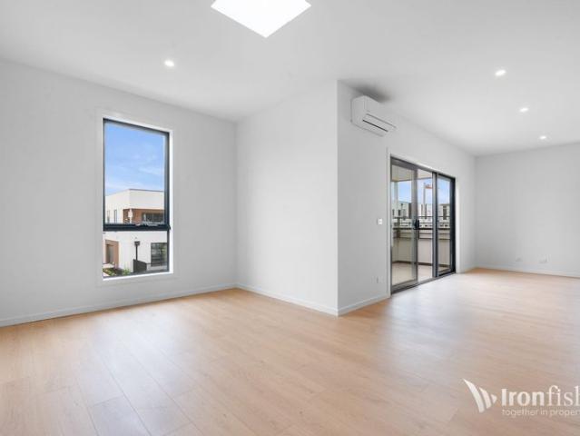 Townhouse for rent in Aurora Estate, Melbourne