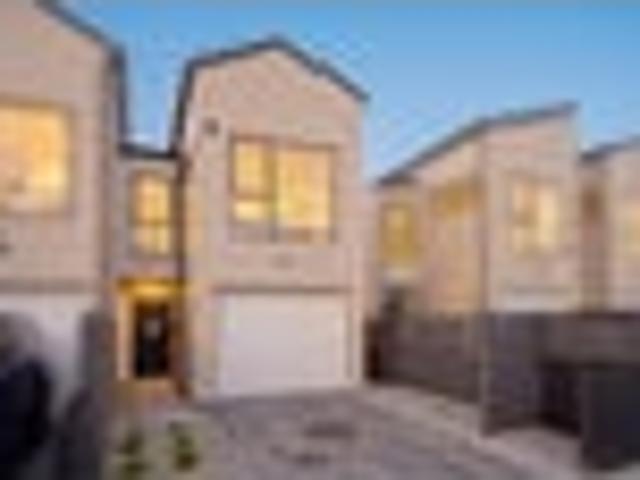 Townhouse for sale in Coast Garden, Upper Harbour