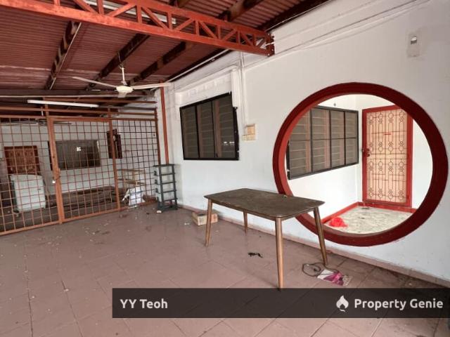 Terraced House for sale in Malaka