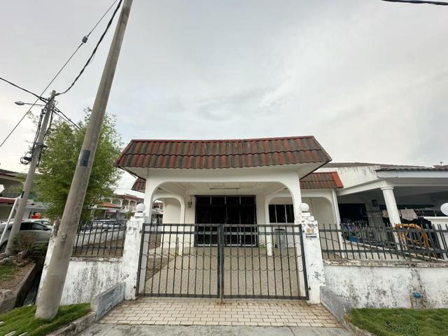 Terraced House for sale in Malaka