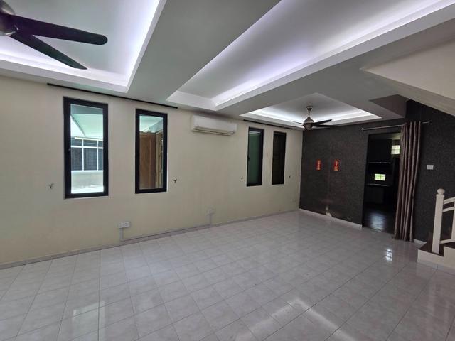 Terraced House for sale in Malaka