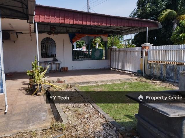 Terraced House for sale in Malaka