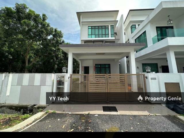 Terraced House for sale in Malaka
