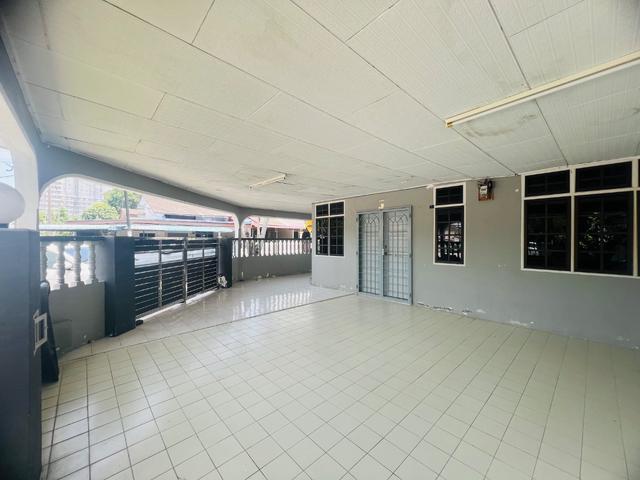 Terraced House for sale in Malaka