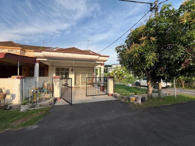 Terraced House for sale in Malaka