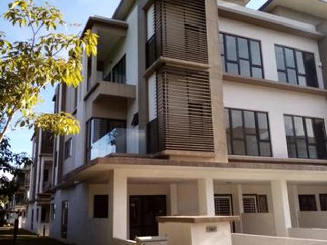 Townhouse for sale in Petaling, Subang Jaya